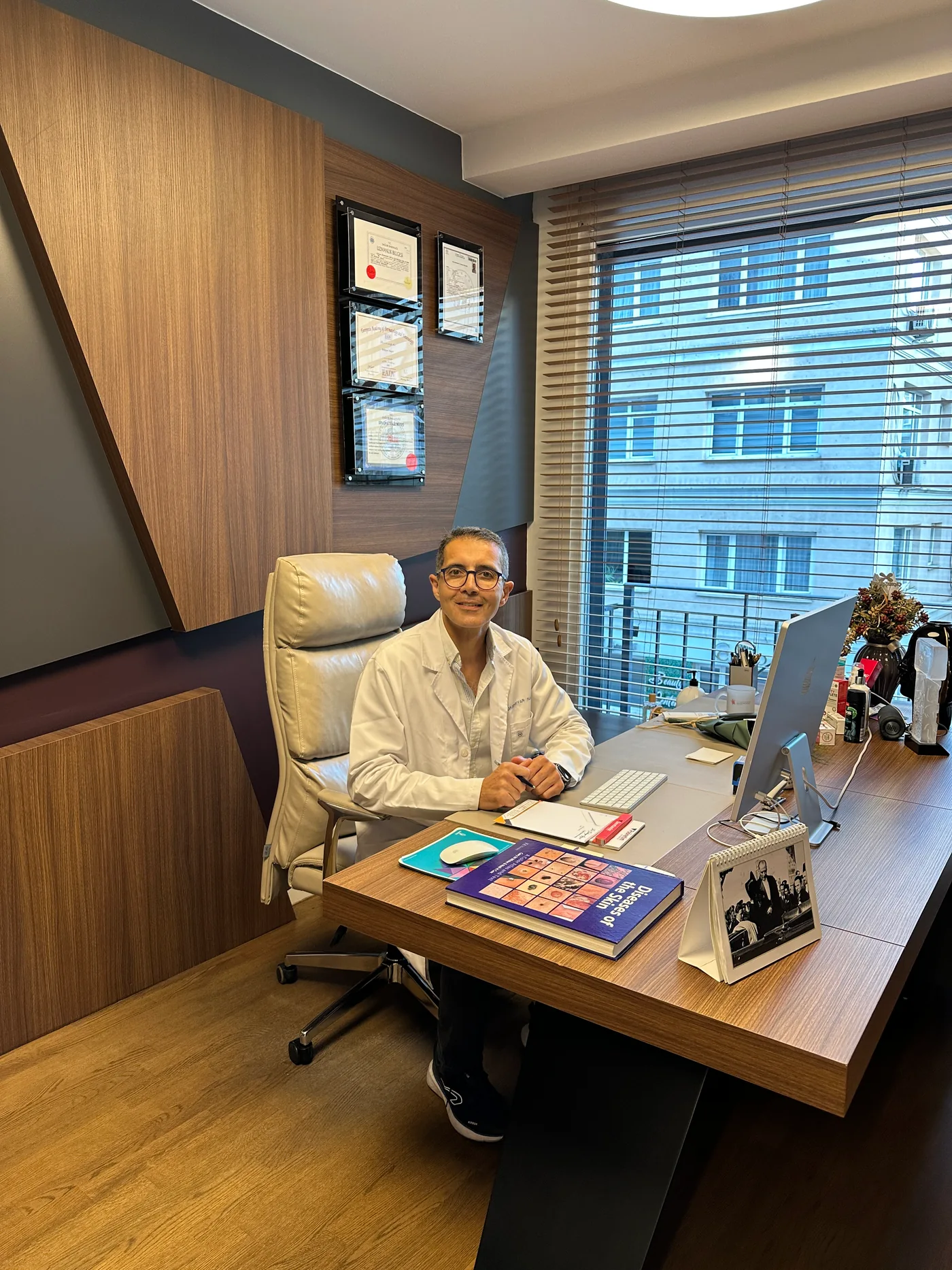 Dr. Öğr. Üyesi Şehriyar Nazari kliniğindeki çalışma masasında