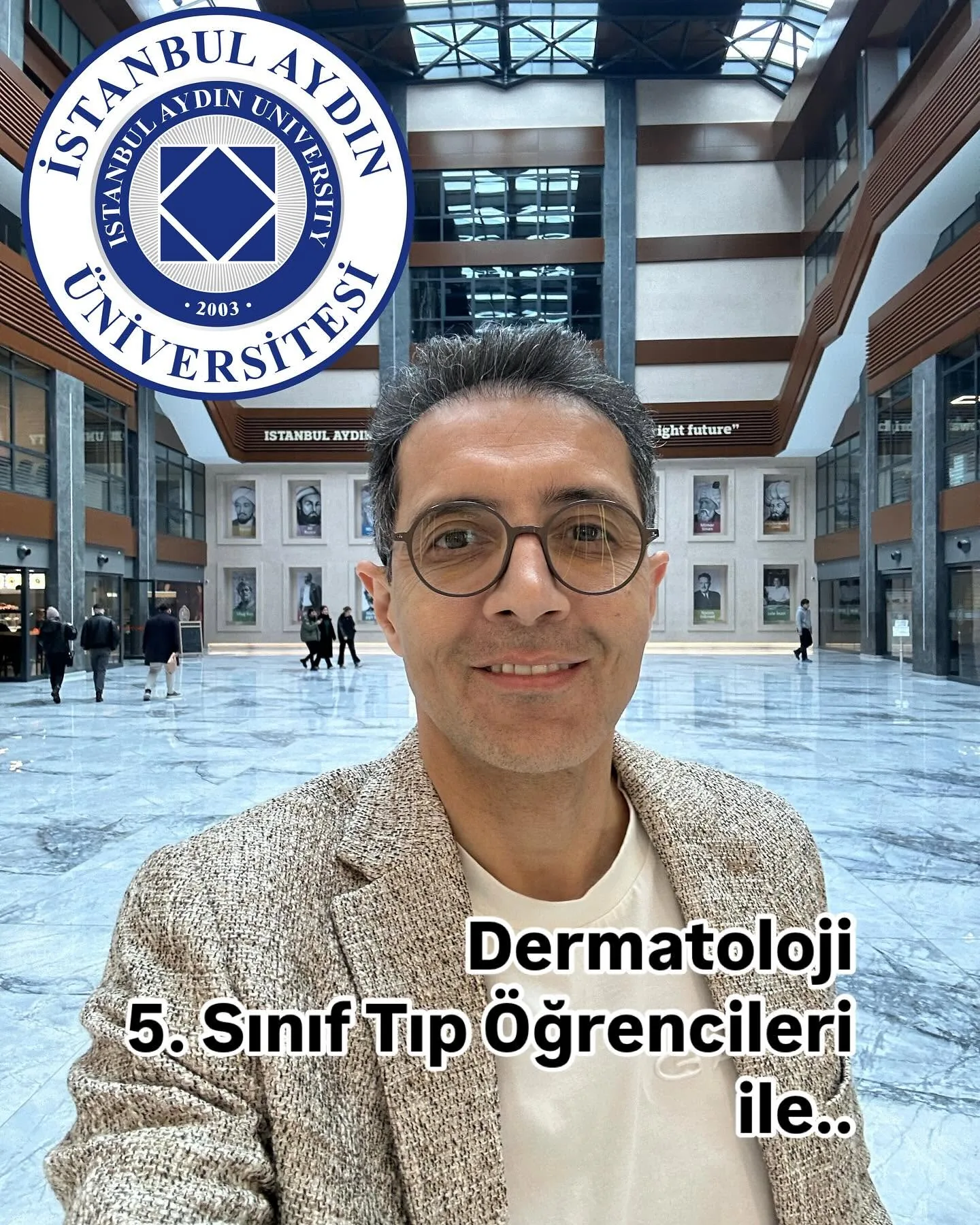 Dr. Öğr. Üyesi Şehriyar Nazari bir üniversite binasında