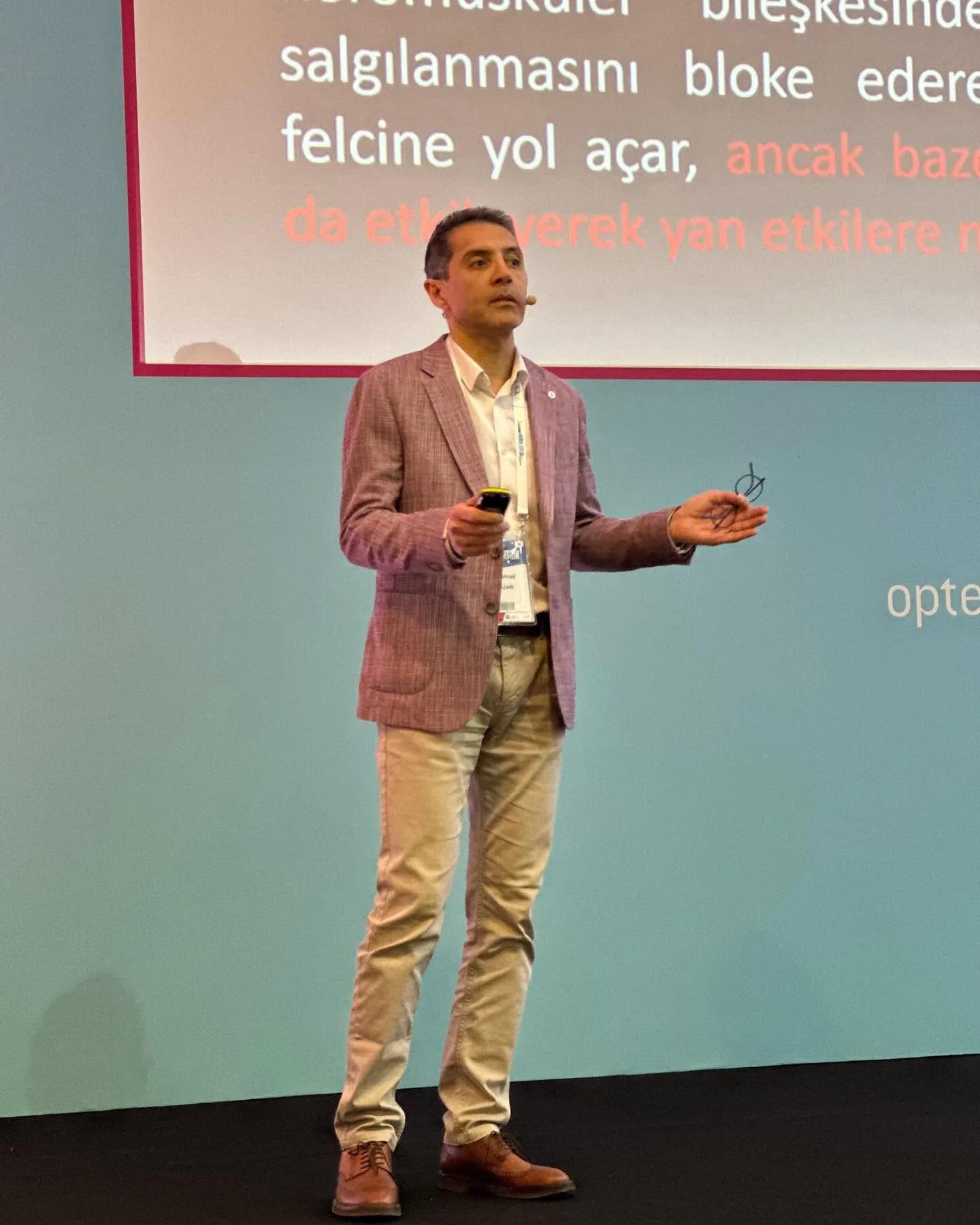 Dr. Öğr. Üyesi Şehriyar Nazari bir sunum sırasında