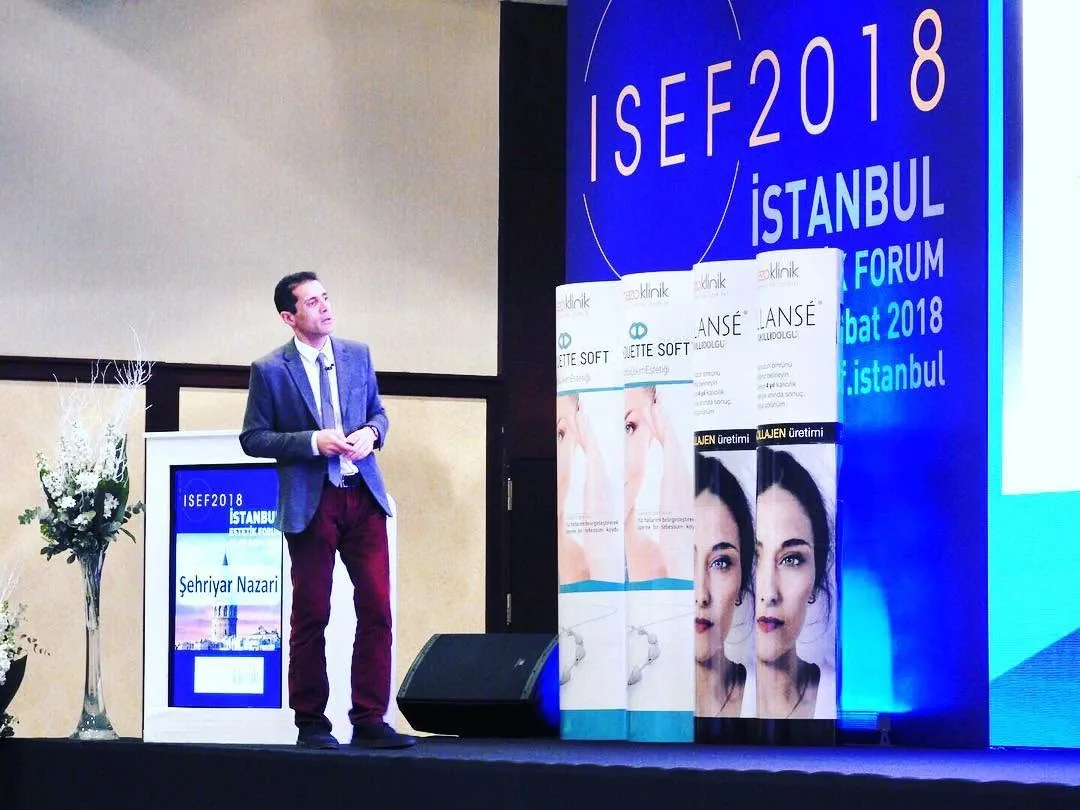 Dr. Öğr. Üyesi Şehriyar Nazari bir etkinlikte sunum yaparken