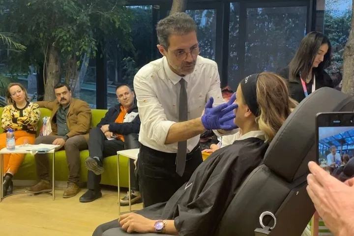 Dr. Öğr. Üyesi Şehriyar Nazari bir uygulamayı katılımcılara gösterirken