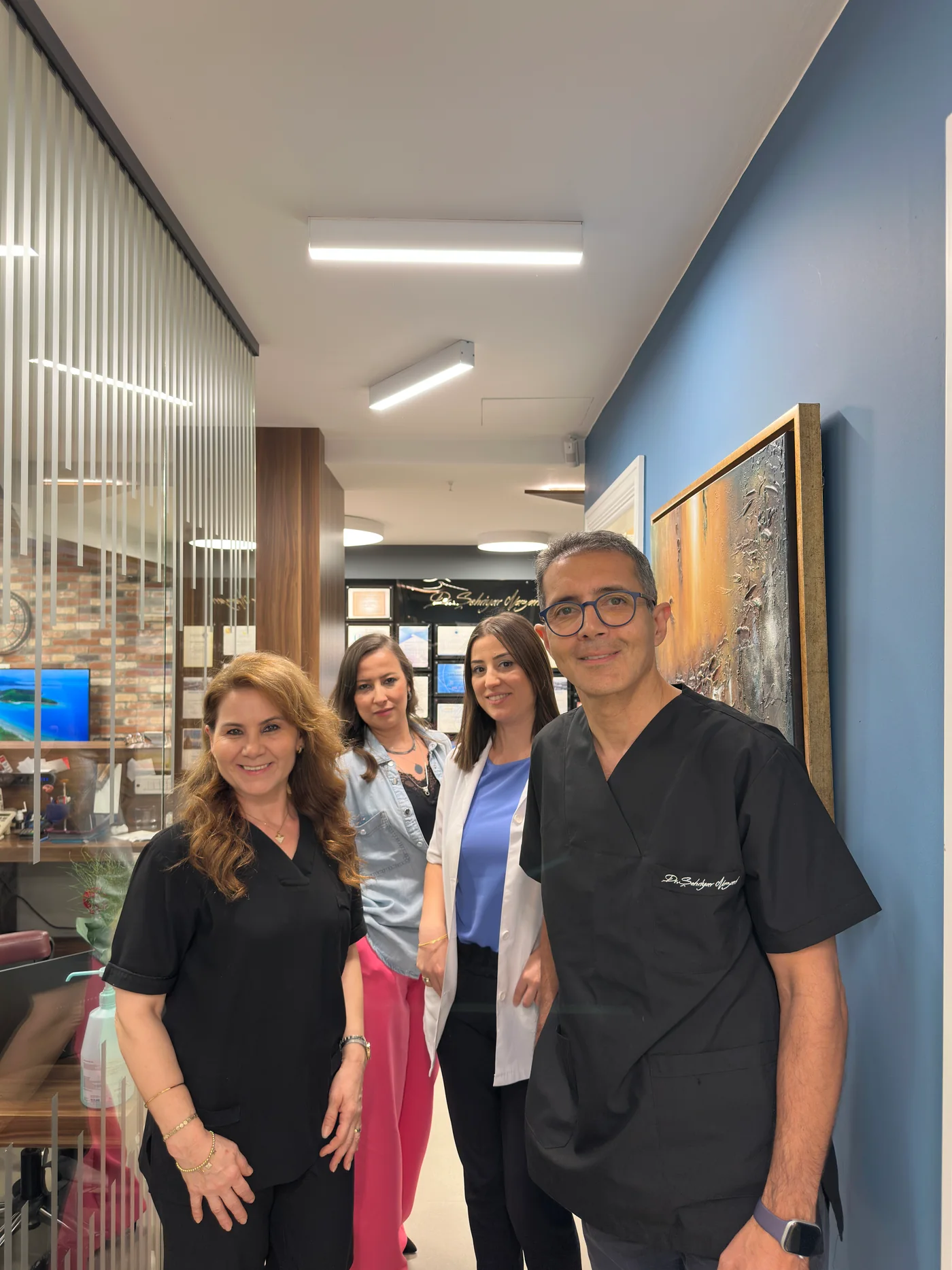 Dr. Öğr. Üyesi Şehriyar Nazari ve klinik ekibinden ikinci fotoğraf