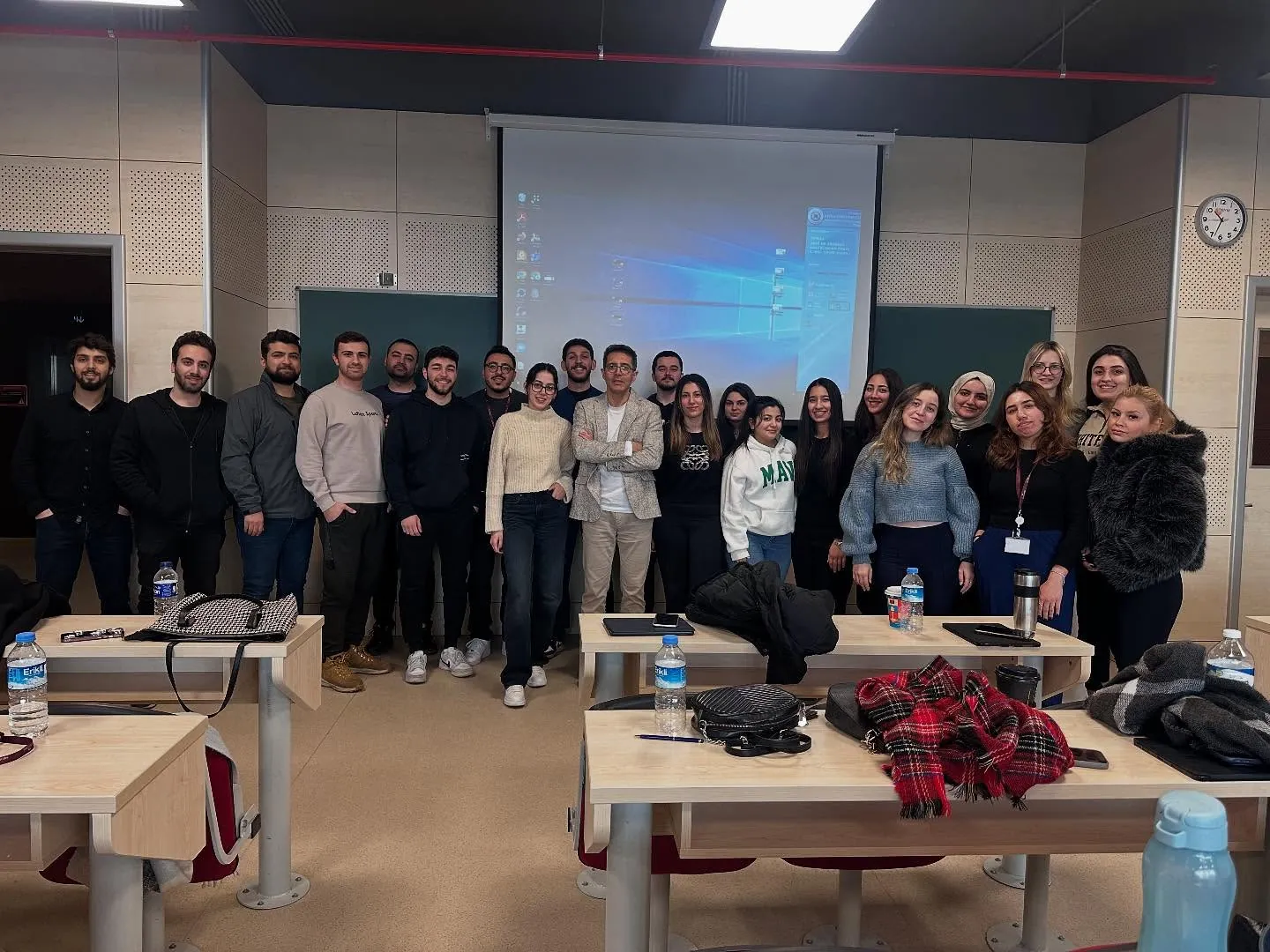 Dr. Öğr. Üyesi Şehriyar Nazari İstanbul Aydın Üniversitesi öğrencileriyle sınıfta