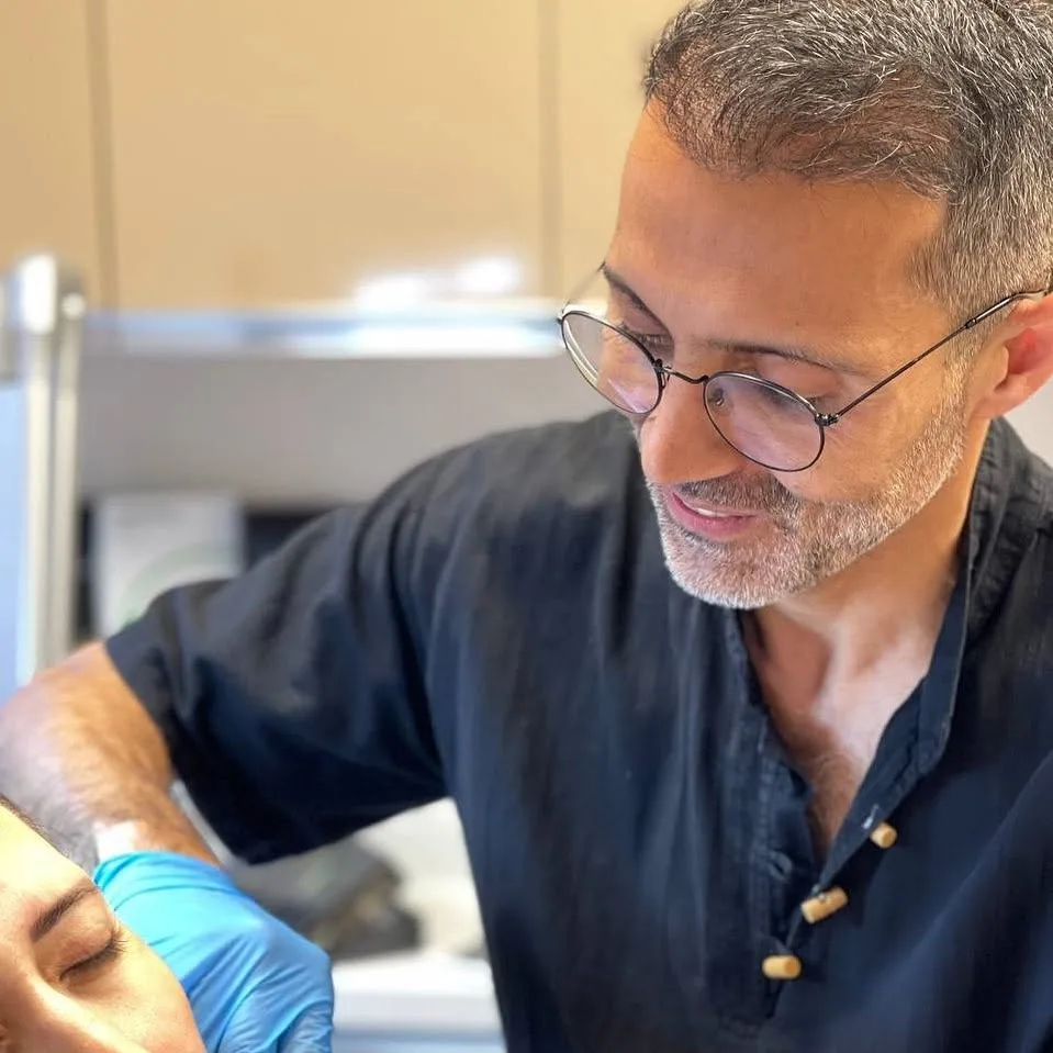 Dr. Öğr. Üyesi Şehriyar Nazari klinikte bir kişiyi değerlendirirken