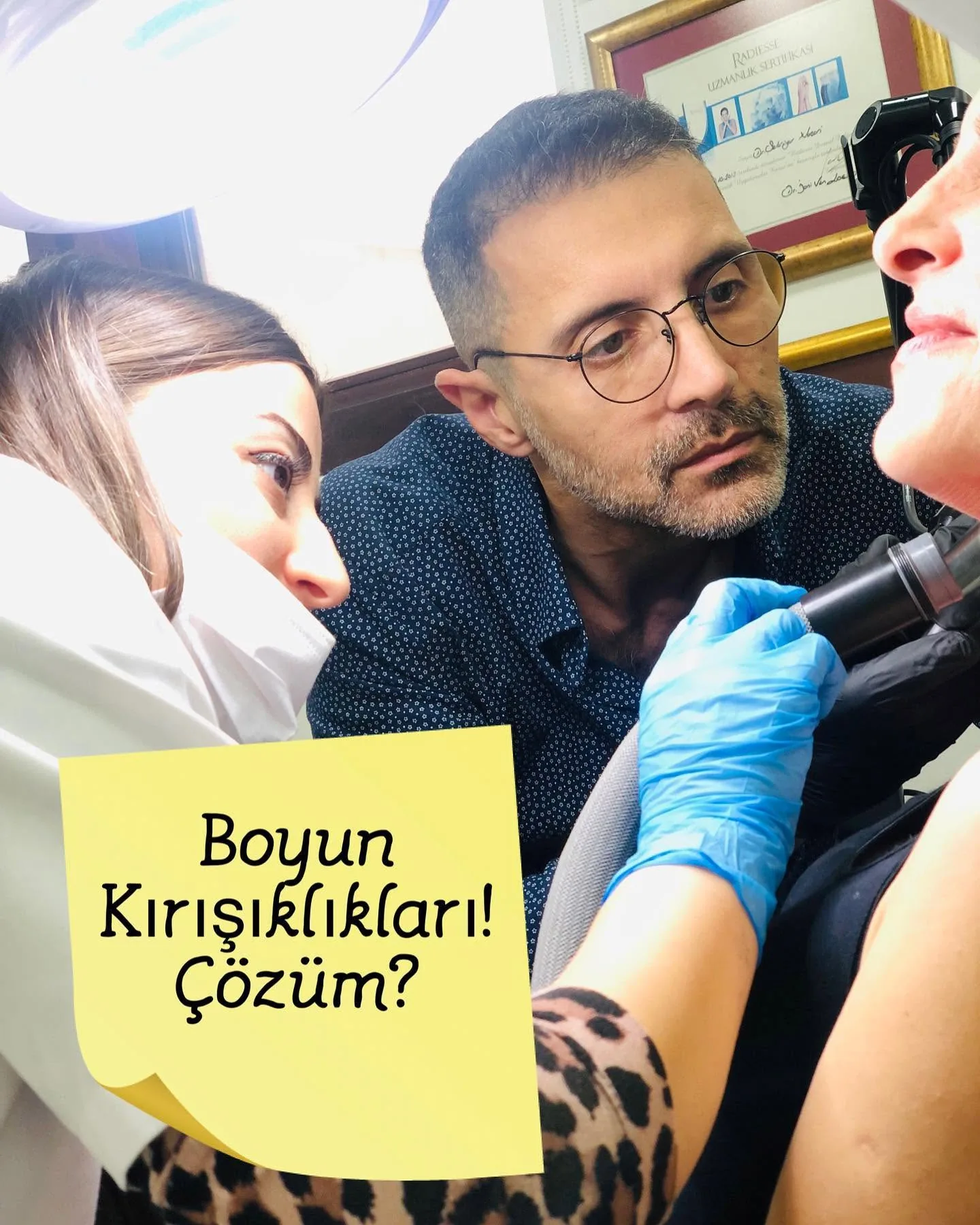 Dr. Öğr. Üyesi Şehriyar Nazari klinikte bir uygulamayı gözlemlerken