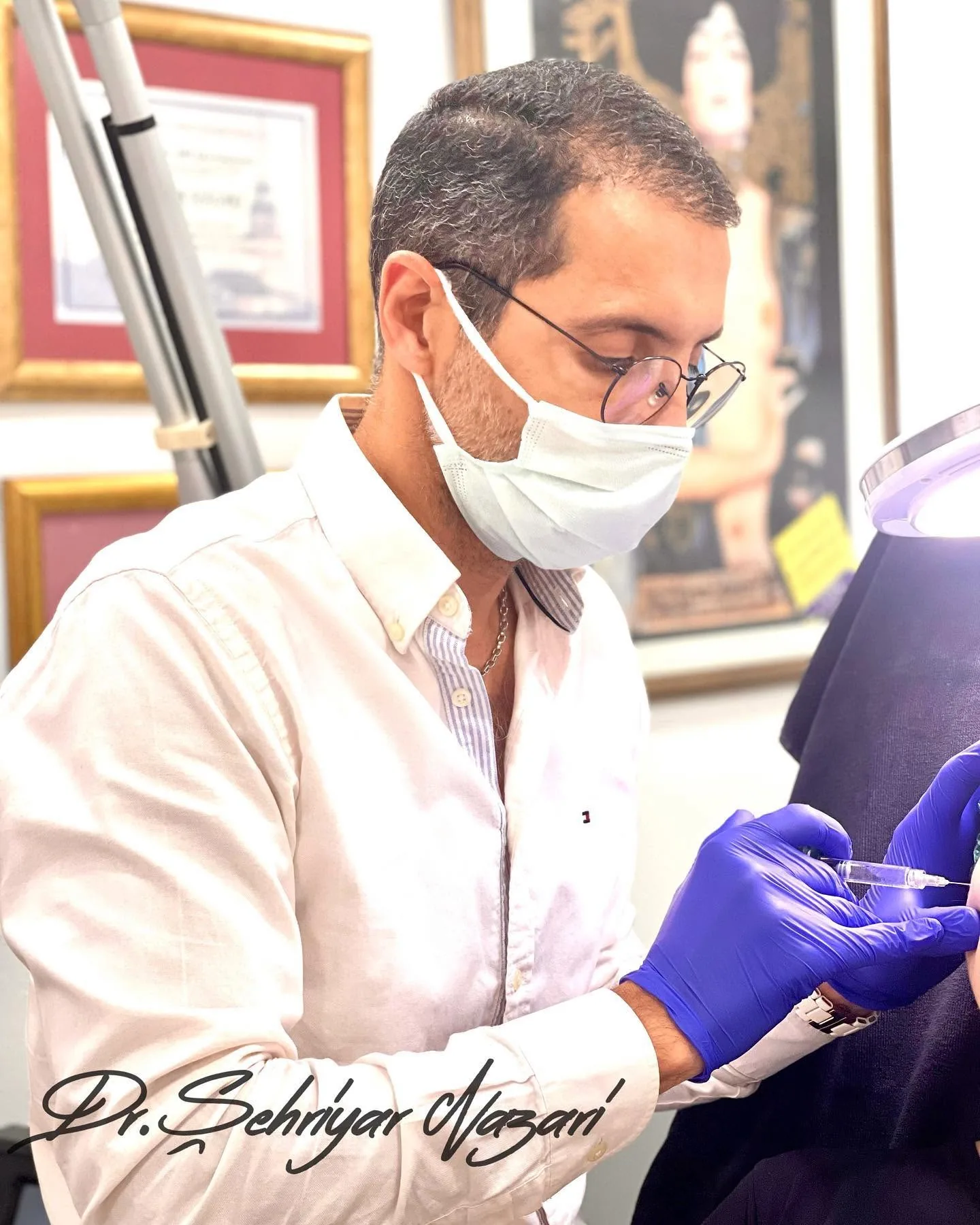 Dr. Öğr. Üyesi Şehriyar Nazari klinikte bir kişiyle çalışırken