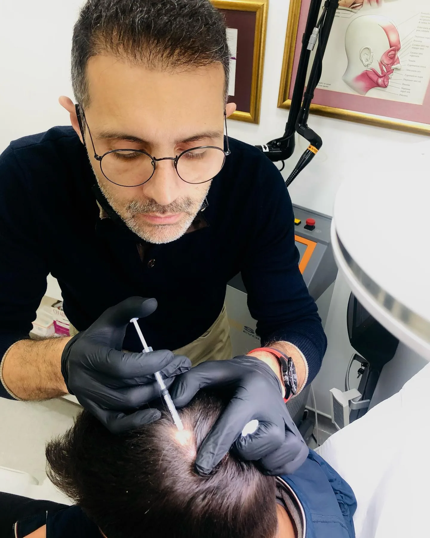 Dr. Öğr. Üyesi Şehriyar Nazari klinikte bir uygulama yaparken